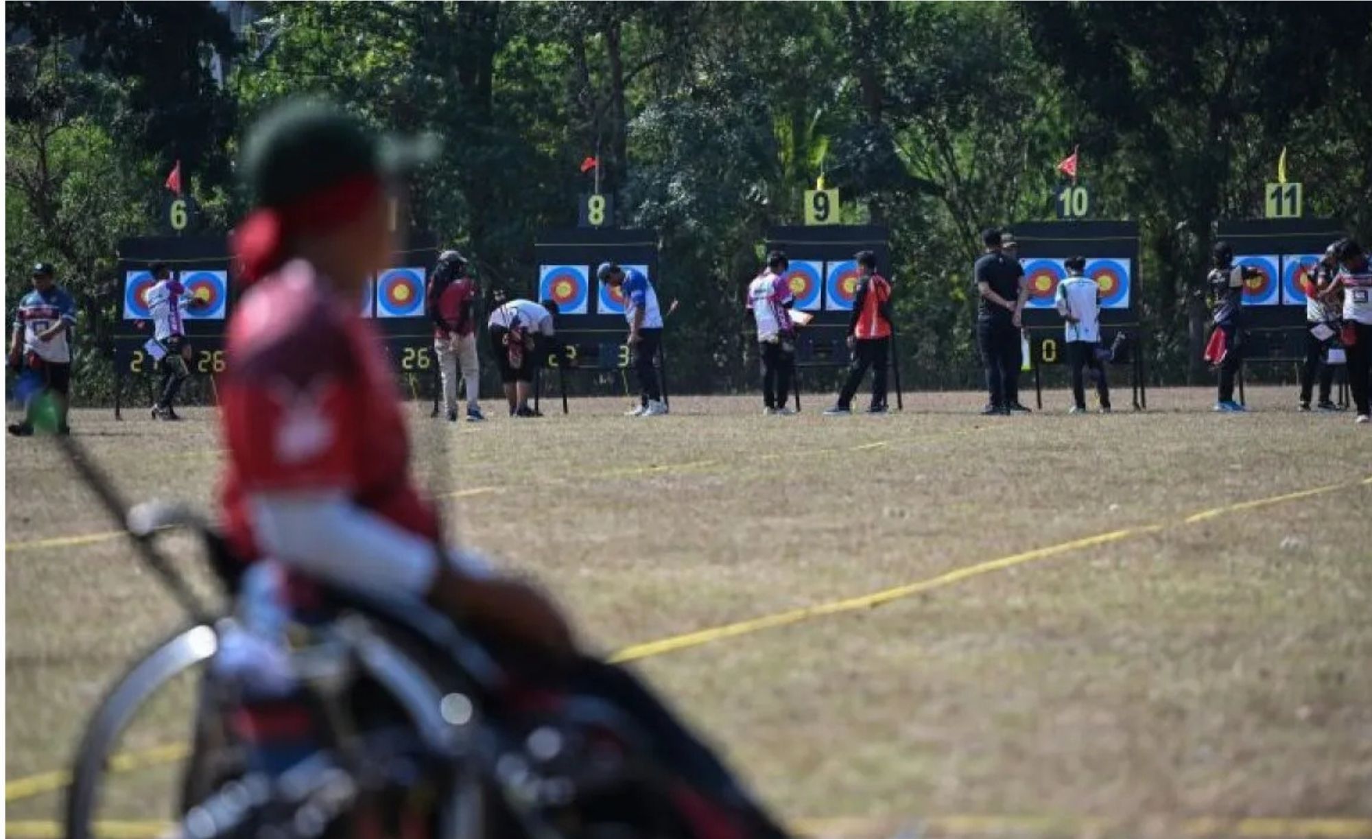 Sejumlah peserta mengamati hasil bidikan saat bertanding pada nomor recurve dalam Kejurnas Para-meter Archery National Cup 2026 di Solo, Jawa Tengah, Sabtu (8/8/2026). Komite Paralimpiade Nasional (NPC) Indonesia menggelar kejurnas tersebut yang diik <b>(Antara)</b>