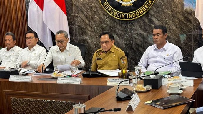 Menteri Dalam Negeri Muhammad Tito Karnavian (ketiga kanan) dalam Rapat Koordinasi Terbatas (Rakortas) Pangan di Kementerian Koordinator Bidang Pangan, Jakarta, Senin (26/10/2026).