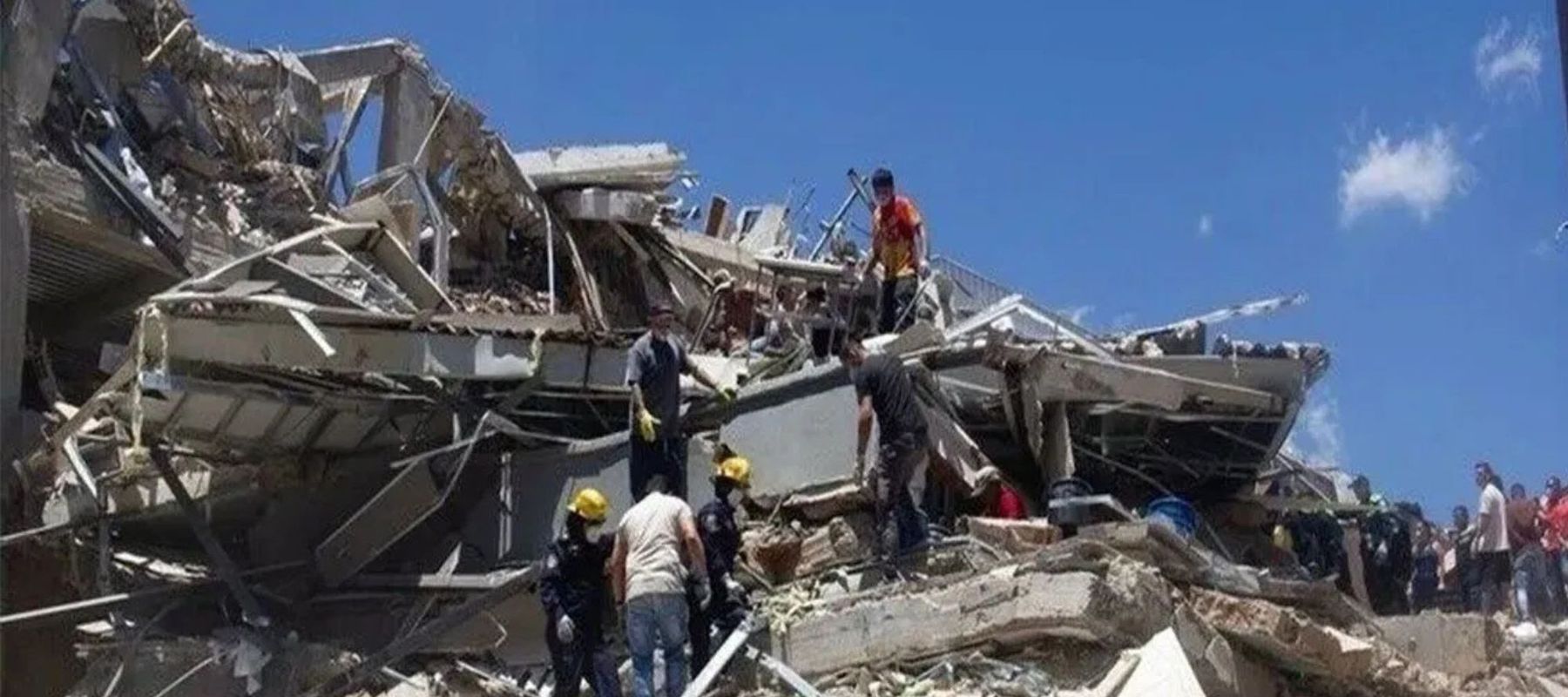 Tim pencarian dan penyelamatan melakukan operasi di tengah reruntuhan bangunan yang ambruk akibat gempa bumi dahsyat berkekuatan magnitudo 7,4 di Pereira, Kolombia, pada 10 Agustus 2026. Setidaknya 132 orang tewas dan 570 lainnya terluka dalam gempa 