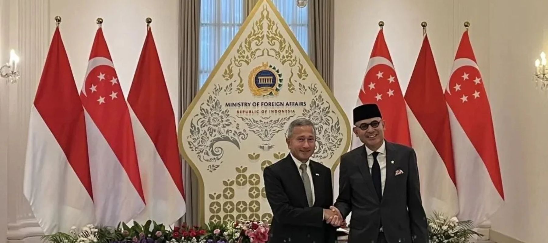 Menteri Luar Negeri (Menlu) RI Arrmanatha Nasir (kanan) menerima Menlu Singapura Vivian Balakrishnan dalam rangka pertemuan bilateral di Kementerian Luar Negeri RI Jakarta, Selasa (27/10/2026). 