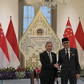 Menlu Singapura Puji Petugas Pemadam Indonesia yang Berjuang Atasi Karhutla