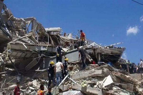 Tim pencarian dan penyelamatan melakukan operasi di tengah reruntuhan bangunan yang ambruk akibat gempa bumi dahsyat berkekuatan magnitudo 7,4 di Pereira, Kolombia, pada 10 Agustus 2026. Setidaknya 132 orang tewas dan 570 lainnya terluka dalam gempa 