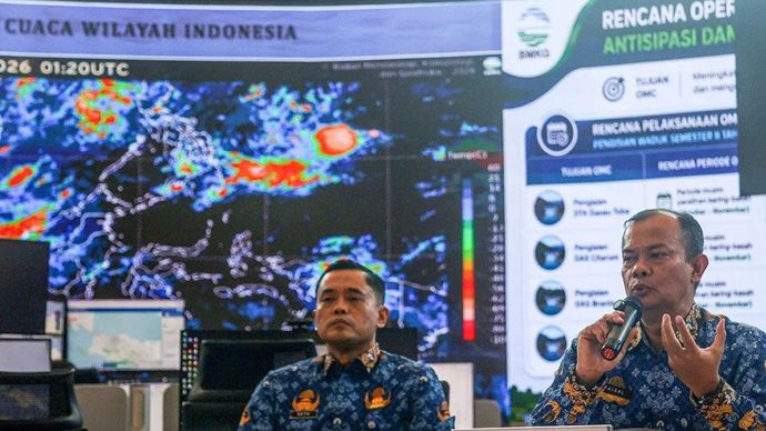 Kepala Badan Meteorologi, Klimatologi, dan Geofisika (BMKG) Teuku Faisal Fathani (kanan) didampingi Deputi Bidang Modifikasi Cuaca BMKG Tri Handoko Seto (kiri) memberikan keterangan terkait perkembangan musim kemarau dan penguatan operasi modifikasi cuaca sebagai antisipasi dampak El Nino di Kantor Pusat Badan Meteorologi, Klimatologi, dan Geofisika (BMKG), Jakarta, Kamis (30/7/2026).