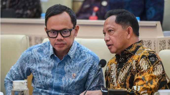 Menteri Dalam Negeri Tito Karnavian (kanan) berbincang dengan Wakil Menteri Dalam Negeri Bima Arya Sugiarto (kiri) sebelum mengikuti rapat kerja bersama Komisi II DPR di Kompleks Parlemen, Senayan, Jakarta, Kamis (30/7/2026). Rapat tersebut membahas remunerasi kepala daerah dan wakil kepala daerah, sistematika dana bagi hasil serta peningkatan pendapatan asli daerah