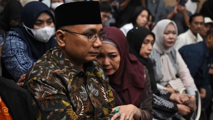 Terdakwa kasus dugaan korupsi kuota haji Yaqut Cholil Qoumas (kiri) didampingi istri Eny Retno bersiap untuk menjalani sidang pembacaan dakwaan di Pengadilan Tipikor, Jakarta, Selasa (11/8/2026). Mantan Menteri Agama periode 2020-2024 tersebut menjalani sidang perdana dalam kasus dugaan korupsi kuota haji yang diduga merugikan negara sekitar Rp622 miliar