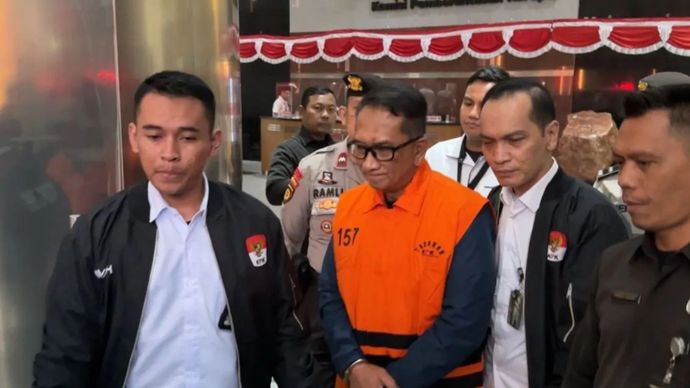 Kepala Kantor Bea Cukai Kediri Gatot Heroe Hernanda (kedua kiri) resmi menjadi tahanan Komisi Pemberantasan Korupsi, dan berjalan menuju mobil tahanan dari Gedung Merah Putih KPK, Jakarta, Rabu (26/8/2026).