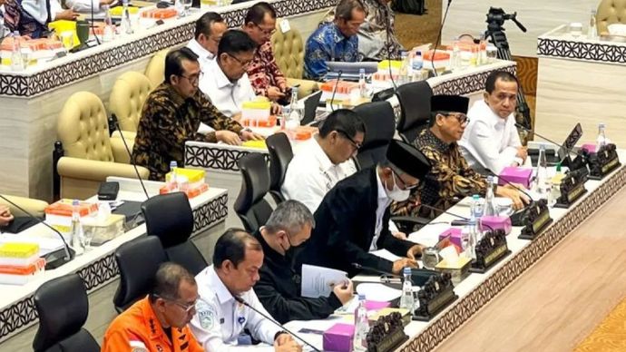 Menteri Transmigrasi M Iftitah Sulaiman Suryanagara (kanan), Menteri Perhubungan Dudy Purwagandhi (ketiga kiri), Menteri Pekerjaan Umum Dody Hanggodo (tengah), Menteri Perumahan dan Kawasan Permukiman (PKP) Maruarar Sirait (ketiga kanan) dan pejabat lainnya dalam rapat kerja dengan Komisi V DPR RI di Jakarta, Kamis (24/9/2026).