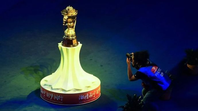 Arsip foto - Seorang pewarta foto memotret Piala Sudirman yang dipajang pada babak semi final Piala Sudirman 2019 antara Indonesia melawan Jepang di Guangxi Sports Center Gymnasium, Nanning, China, Sabtu (25/5/2019).