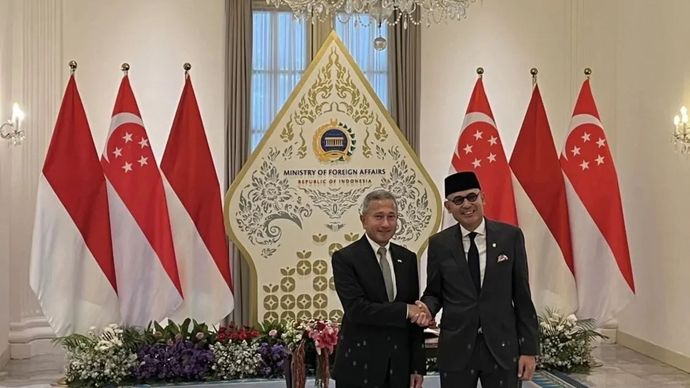 Menteri Luar Negeri (Menlu) RI Arrmanatha Nasir (kanan) menerima Menlu Singapura Vivian Balakrishnan dalam rangka pertemuan bilateral di Kementerian Luar Negeri RI Jakarta, Selasa (27/10/2026). 