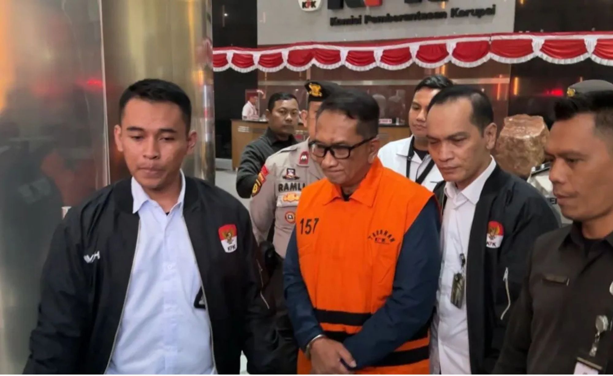 Kepala Kantor Bea Cukai Kediri Gatot Heroe Hernanda (kedua kiri) resmi menjadi tahanan Komisi Pemberantasan Korupsi, dan berjalan menuju mobil tahanan dari Gedung Merah Putih KPK, Jakarta, Rabu (26/8/2026). <b>(Antara)</b>