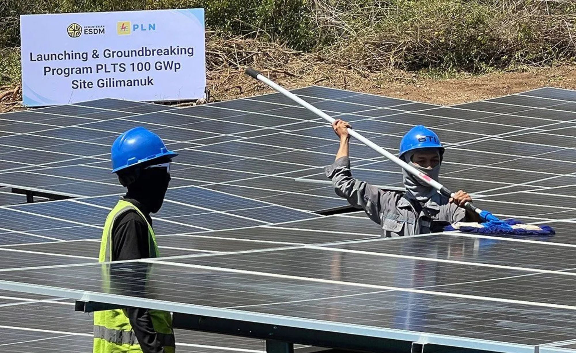 Pekerja membersihkan panel surya Pembangkit Listrik Tenaga Surya (PLTS) di Gilimanuk, Jembrana, Bali, Selasa (25/8/2026). <b>(Antara)</b>