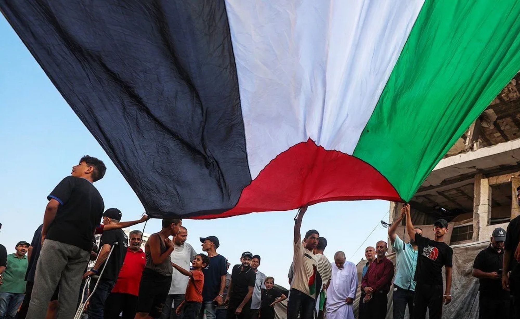 Orang-orang ikut serta dalam sebuah aksi unjuk rasa untuk memprotes rencana Israel atas pemindahan paksa di Kota Gaza, Palestina, Kamis (23/7/2026) <b>(Antara)</b>