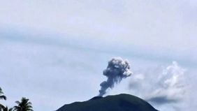 Badan Geologi Kementerian Energi dan Sumber Daya Mineral (ESDM) melaporkan bahwa Gunung Ibu yang terletak di Kabupaten Halmahera Barat, Maluku Utara.