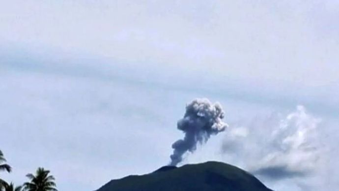 Ilustrasi: Gunung Ibu menyemburkan abu vulkanik setinggi hingga 600 meter dari atas puncak gunung. 