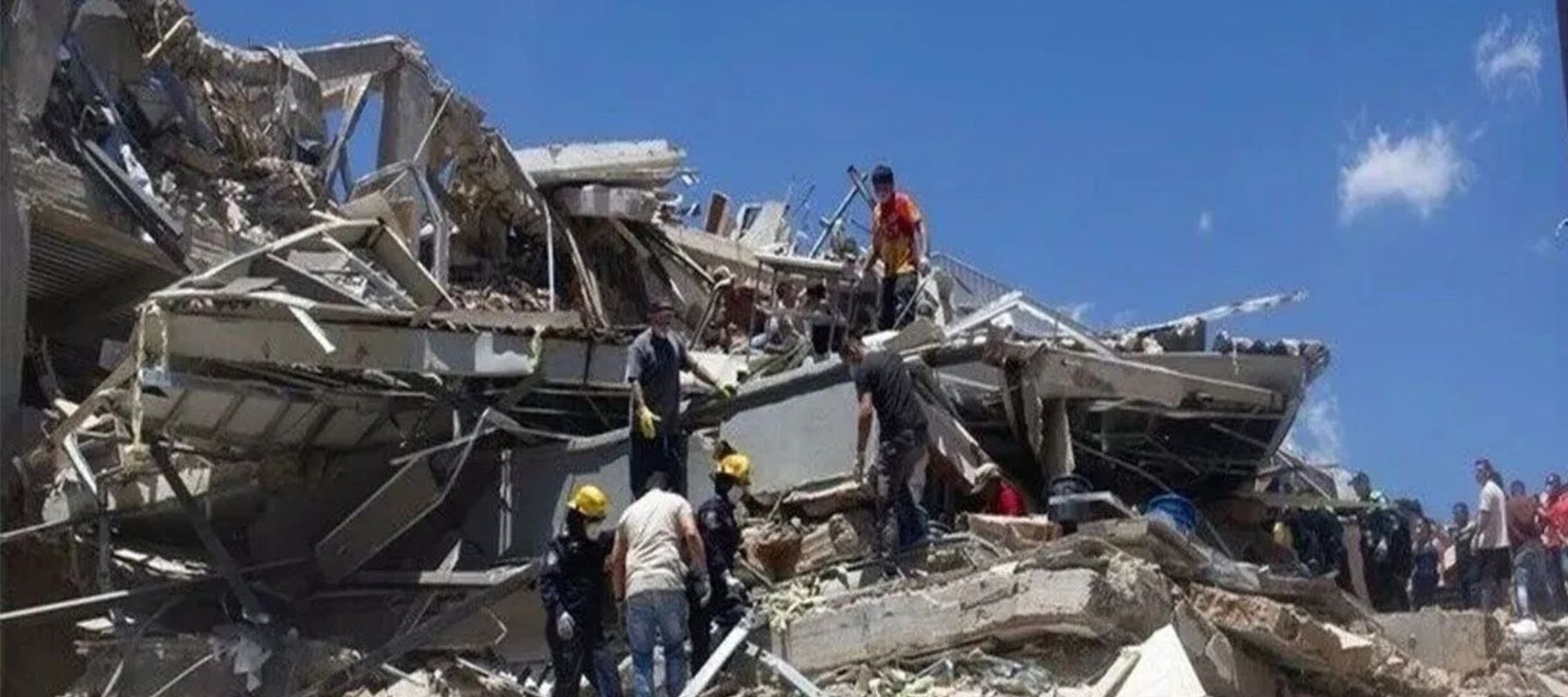 Tim pencarian dan penyelamatan melakukan operasi di tengah reruntuhan bangunan yang ambruk akibat gempa bumi dahsyat berkekuatan magnitudo 7,4 di Pereira, Kolombia, pada 10 Agustus 2026. Setidaknya 132 orang tewas dan 570 lainnya terluka dalam gempa 