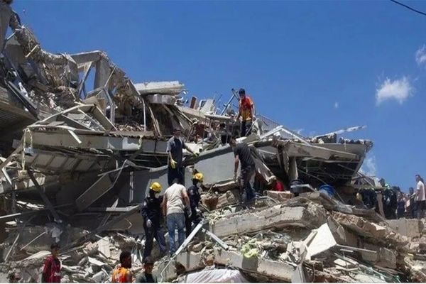 Tim pencarian dan penyelamatan melakukan operasi di tengah reruntuhan bangunan yang ambruk akibat gempa bumi dahsyat berkekuatan magnitudo 7,4 di Pereira, Kolombia, pada 10 Agustus 2026. Setidaknya 132 orang tewas dan 570 lainnya terluka dalam gempa 