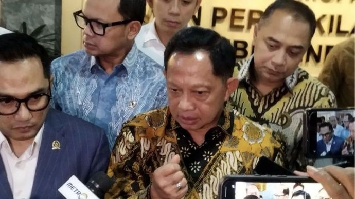 Menteri Dalam Negeri Tito Karnavian saat memberi keterangan di kompleks parlemen, Jakarta, Kamis (30/7/2026).