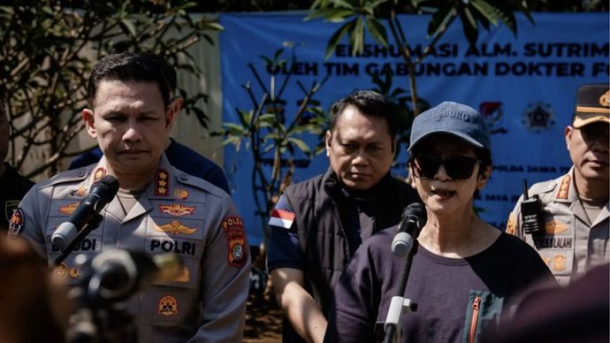 Kabid Humas Polda Metro Jaya Kombes Pol Budi Hermanto mendampingi Ketua Perhimpunan Dokter Forensik dan Medikolegal Indonesia (PDFMI) Brigjen Pol. Dr. dr. Sumy Hastry Purwanti melakukan ekshumasi jenazah Sutrimo di Kabupaten Banyumas, Jawa Tengah, Rabu (12/8/2026).
