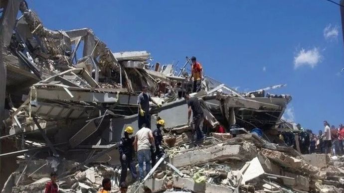 Tim pencarian dan penyelamatan melakukan operasi di tengah reruntuhan bangunan yang ambruk akibat gempa bumi dahsyat berkekuatan magnitudo 7,4 di Pereira, Kolombia, pada 10 Agustus 2026. Setidaknya 132 orang tewas dan 570 lainnya terluka dalam gempa tersebut, yang menyebabkan bangunan-bangunan runtuh dan memicu operasi pencarian dan penyelamatan berskala besar di berbagai kota.