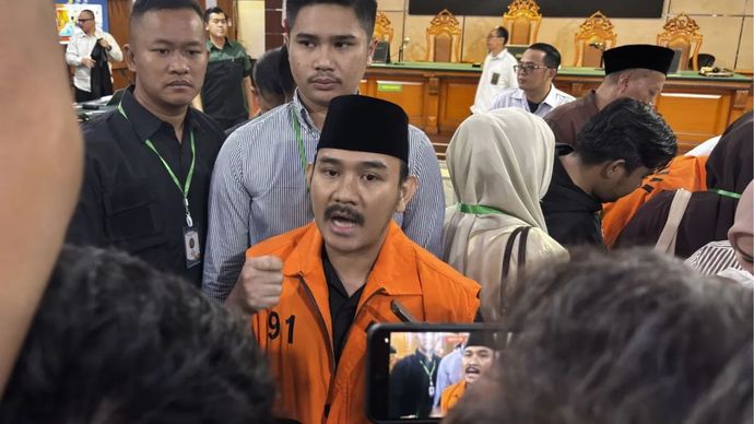 Bupati Bekasi nonaktif Ade Kuswara Kunang usai menjalani sidang putusan di Pengadilan Tipikor Bandung, Kota Bandung, Jawa Barat, Senin (14/9/2026). 