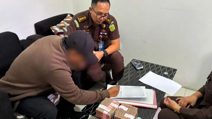 Jaksa mengembalikan uang barang bukti kepada salah seorang anggota DPRD Nusa Tenggara Barat dalam pelaksanaan eksekusi putusan pengadilan di Kejaksaan Negeri Mataram, Nusa Tenggara Barat, Senin (28/9/2026). 