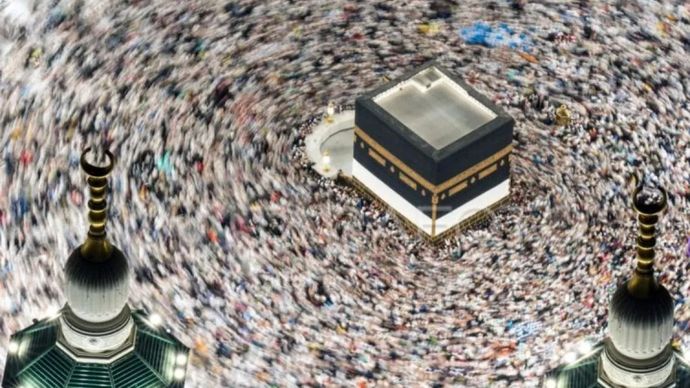 Jamaah haji dari berbagai negara melakukan Tawaf di Masjidil Haram, Mekkah, Arab Saudi, Minggu (15/6/2025). 