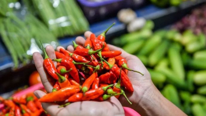 Warga memilih cabai rawit di salah satu pedagang di Pasar Kosambi, Bandung, Jawa Barat, Selasa (6/10/2026). Pedagang setempat mengatakan sejak Senin (5/10) harga cabai rawit di berbagai pasar tradisional di Kota Bandung mengalami kenaikan menjadi Rp100.000 per kilogram dibandingkan pada hari Minggu (4/10) Rp90.000 per kilogram akibat penurunan pasokan dari daerah sentra produksi saat kemarau panjang