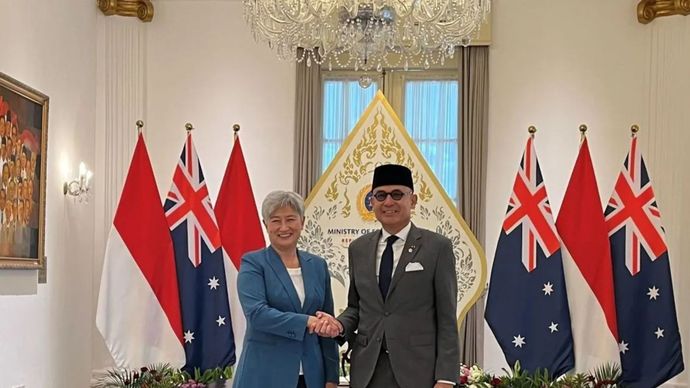 Menteri Luar Negeri (Menlu) RI Arrmanatha Nasir menyambut Menlu Australia Penny Wong untuk pertemuan bilateral di Gedung Pancasila Kementerian Luar Negeri (Kemlu) RI di Jakarta, Kamis (22/10/2026).