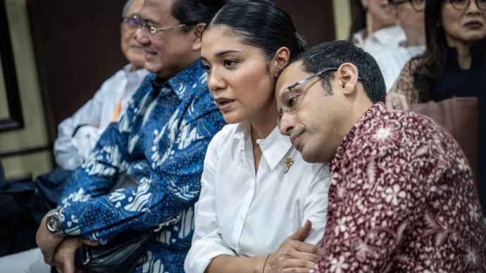 Terdakwa kasus dugaan korupsi pengadaan Chromebook dalam program digitalisasi pendidikan di Kemendikbudristek Nadiem Anwar Makarim (kanan) bersandar ke bahu istrinya Franka Franklin (kedua kanan) sebelum sidang putusan banding di Pengadilan Tinggi DK