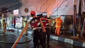 Kebakaran melanda kawasan padat penduduk di Jalan Teuku Nyak Arif, RT 05/01, Kebayoran Lama Utara, Kebayoran Lama, Jakarta Selatan, Rabu (23/9) malam. Peristiwa ini menghanguskan 18 rumah tinggal dan empat tempat usaha di atas lahan seluas 1.205 mete