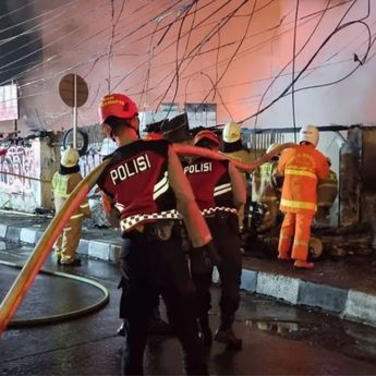Kebakaran Landa Kebayoran Lama: 18 Rumah Hangus dan 150 Jiwa Kehilangan Tempat Tinggal
