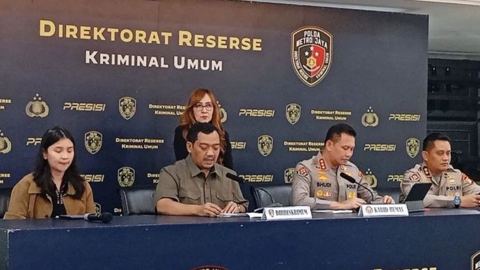 Direktur Reserse Kriminal Umum Polda Metro Jaya Kombes Pol Iman Imanuddin (dua dari kiri) memberikan keterangan dalam konferensi pers di Mapolda Metro Jaya, Jakarta, Kamis (27/8/2026)