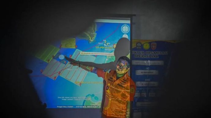 Kepala Kantor SAR Banten Al Amrad menjelaskan rencana operasi SAR hari kedua kapal berpenumpang jurnalis yang hilang kontak saat meliput erupsi Anak Gunung Krakatau di Dermaga Marina Lippo Carita, Pandeglang, Banten, Rabu (9/9/2026)