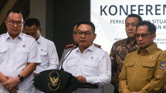 Menko Polkam Dudung Abdurachman (ketiga kanan) didampingi Mendagri Tito Karnavian (kanan), Wakil Menteri Lingkungan Hidup Diaz Faisal Malik Hendropriyono (kedua kanan), dan Kepala BRIN Arif Satria (kiri) menyampaikan keterangan pers seusai menggelar rapat koordinasi tentang situasi terkini bidang politik dan keamanan di Gedung Kemenko Polkam, Jakarta, Senin (19/10/2026).