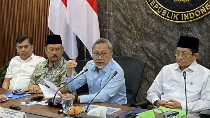 Menteri Koordinator Bidang Pangan Zulkifli Hasan (tengah) memberikan keterangan setelah rapat koordinasi MBG di Jakarta, Senin (19/10/2026)