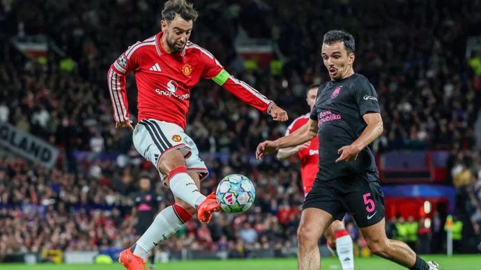 Arsip- Pesepak bola Manchester United Bruno Fernandes (kiri) mengusai bola dibayangi pesepak bola Sabah FK Rahman Dashdamirov (kanan) saat pertandingan Liga Champions UEFA antara Manchester United melawan Sabah FK di Stadion Old Trafford, Manchester, Inggris, Kamis (10/9/2026). Manchester United melibas Sabah FK dengan skor 4-0. 