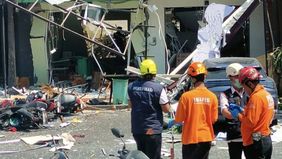 Ledakan keras yang mengguncang kawasan Ruko San Antonio, Pakuwon City, Surabaya, Jawa Timur, pada Selasa pagi, menyebabkan lima orang mengalami luka-luka dan merusak setidaknya 20 bangunan di sekitarnya.