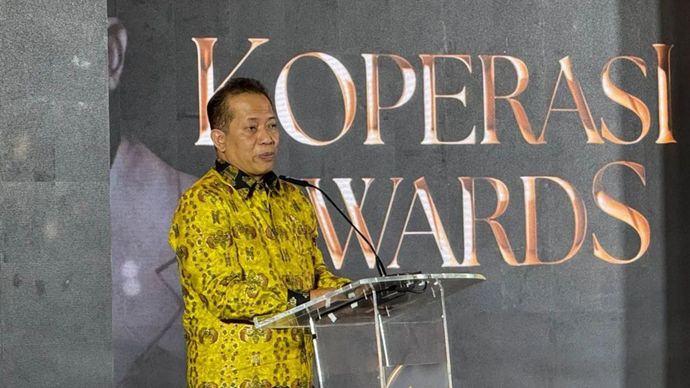 Menteri Koperasi Ferry Juliantono (tengah) dalam ajang Koperasi Awards 2026 di Jakarta, Kamis (20/8/2026) malam.