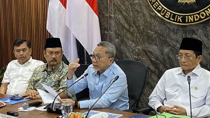 Menteri Koordinator Bidang Pangan Zulkifli Hasan (tengah) memberikan keterangan seusai rapat koordinasi MBG di Jakarta, Senin (19/10/2026).