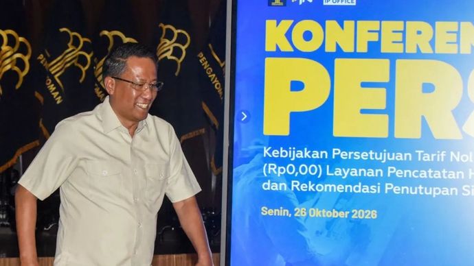Menteri Hukum Supratman Andi Agtas berjalan meninggalkan ruangan seusai memberikan keterangan dalam konferensi pers Kebijakan Persetujuan Tarif Nol Rupiah Layanan Pencatatan Hak Cipta dan Rekomendasi Penutupan Situs di Kantor Kementerian Hukum, Jakarta, Senin (26/10/2026). Kementerian Hukum mengumumkan pemberlakuan tarif nol rupiah atau gratis untuk 19 layanan pencatatan hak cipta yang mencakup bidang ilmu pengetahuan, seni, dan sastra. 