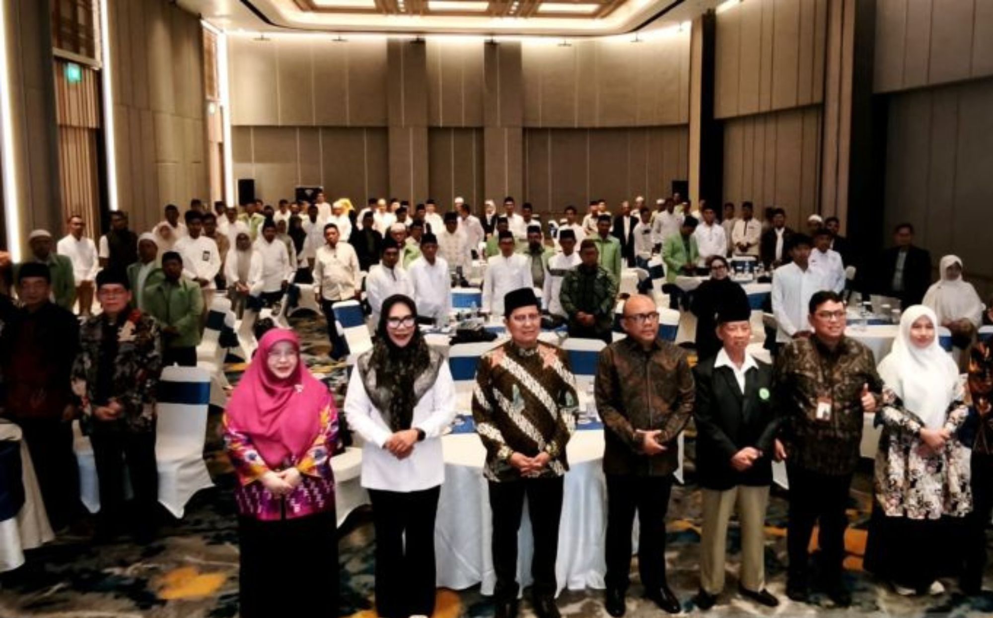 Suasana foto bersama saat kegiatan Tasbih JKN (Transformasi, Awareness dan Sinergi Bersama Insan Dakwah) Dai, Daiyah wilayah Sulsel, di Hyatt Place, Jalan Jenderal Sudirman Makassar, Sulawesi Selatan, Rabu (23/9/2026) <b>(Antara)</b>