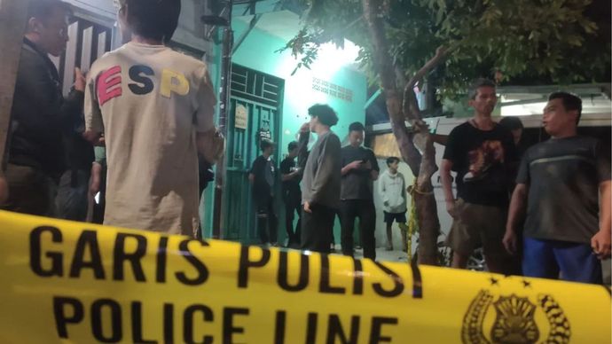 Garis polisi terpasang di lokasi penemuan mayat seorang wanita berinisial M (52) di sebuah indekos kawasan Jalan Makaliwe, Grogol Petamburan, Jakarta Barat, pada Rabu (29/7/2026) malam.