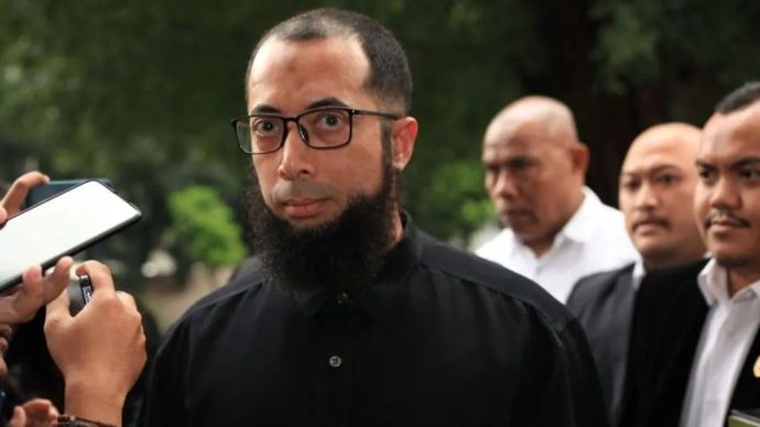 Pemilik agensi perjalanan haji PT Zahra Oto Mandiri atau Uhud Tour Khalid Basalamah berjalan untuk menjalani pemeriksaan di gedung Merah Putih KPK, Jakarta, Selasa (9/9/2025). KPK memeriksa Khalid Basalamah sebagai saksi kasus dugaan korupsi penentuan kuota dan penyelenggaraan ibadah haji pada Kementerian Agama tahun 2023&acirc;2024
