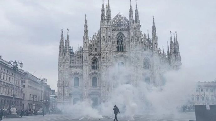Pengunjuk rasa bentrok dengan Polisi saat protes menentang tingginya biaya hidup yang diselenggarakan oleh gerakan Italia in Piazza, di Piazza Duomo di Milan, Minggu (18/10/2026).