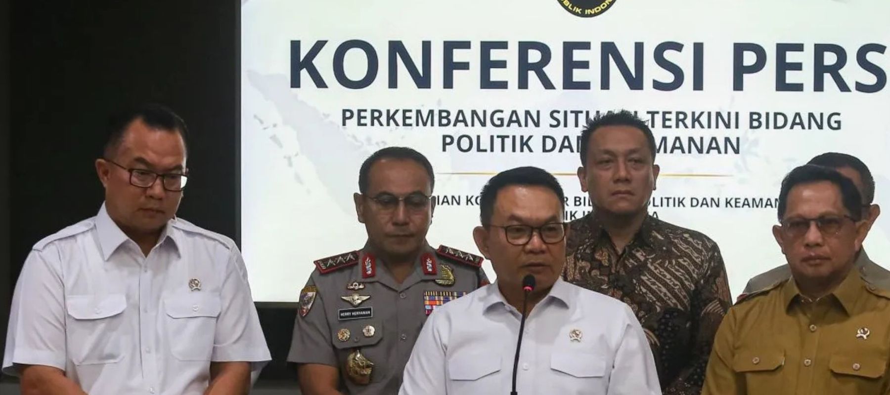 Menko Polkam Dudung Abdurachman (tengah) didampingi Mendagri Tito Karnavian (kanan), Wakil Menteri Lingkungan Hidup Diaz Faisal Malik Hendropriyono (kedua kanan), Kabaharkam Polri Komjen Herry Heryawan (kedua kiri), dan Kepala BRIN Arif Satria (kiri)