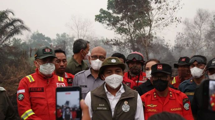 Menteri Kehutanan Raja Juli Antoni memberikan keterangan pers usai meninjau Karhutla di Kecamatan Rasau Jaya, Kabupaten Kubu Raya, Kamis (3/9/2026) 