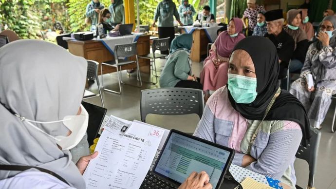Warga menjalani Cek Kesehatan Gratis (CKG) Skrining Tuberkulosis (TB) di RPTRA Kampung Perigi, Kebayoran Lama, Jakarta, Selasa (1/9/2026).