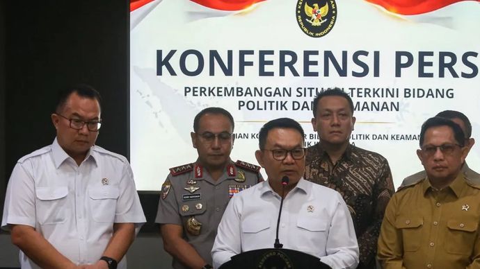 Menko Polkam Dudung Abdurachman (tengah) didampingi Mendagri Tito Karnavian (kanan), Wakil Menteri Lingkungan Hidup Diaz Faisal Malik Hendropriyono (kedua kanan), Kabaharkam Polri Komjen Herry Heryawan (kedua kiri), dan Kepala BRIN Arif Satria (kiri) menyampaikan keterangan pers seusai menggelar rapat koordinasi tentang situasi terkini bidang politik dan keamanan di Gedung Kemenko Polkam, Jakarta, Senin (19/10/2026). Rapat tingkat kementerian dan lembaga tersebut membahas tentang perkembangan penanganan karhutla serta beragam isu politik yang sedang berkembang saat ini. 