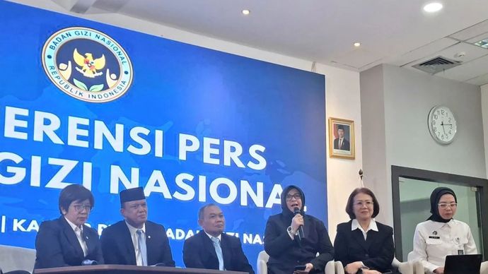 Sekretaris Utama BGN Lili Khamiliyah (tiga dari kanan), Wakil Kepala BGN Agustina Arumsari (paling kiri) dalam konferensi pers di Jakarta, Selasa (21/7/2026).
