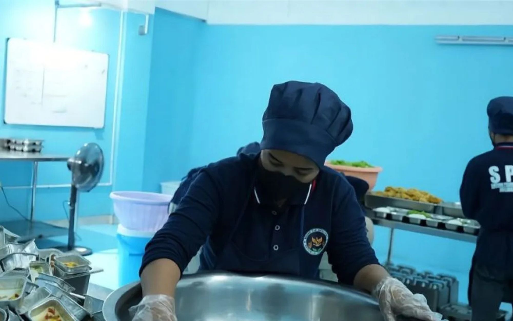 Seorang petugas SPPG tengah mendinginkan makanan usai dimasak untuk menjaga keamanan pangan Program MBG <b>(Antara)</b>